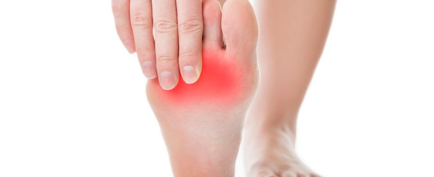 Pies hinchados y dolor al caminar: posibles causas de metatarsalgia