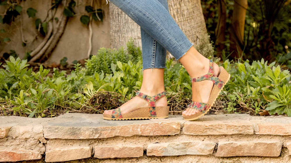 Costoso Atlas arco Cómo elegir sandalias cómodas si tienes los pies delicados o usas  plantillas - Blog de calzados cómodos